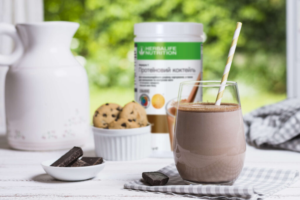 Коктейль зі смаком ніжного шоколаду від Herbalife Для збалансованого харчування та контролю ваги - замініть один основний прийом їжі на день протеїновим коктейлем Формула 1 від Herbalife.