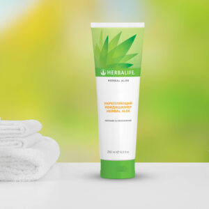 Зміцнюючий кондиціонер Herbal Aloe від Herbalife Зміцнюючий кондиціонер з лінії Herbal Aloe не тільки пом'якшує і зволожує волосся, але і відновлює його структуру.Запорука красивого волосся-догляд за ним.